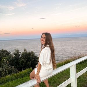 Meet your Posher, Leona